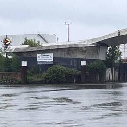 Ölhafenbrücke Raunheim mit Wahrschau-Zeichen