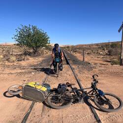Die kaum befahrenen Bahngleise müssen selbstverständlich für alberne Fotos genutzt werden