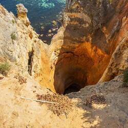 Ponta da Piedade, hier mit einem tiefen Trichter, der bis weit unter den Meeresspiegel reicht.