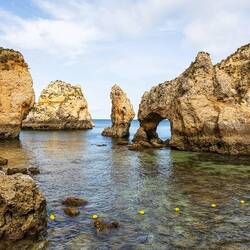 Ponta da Piedade. Wenn man eine Treppe mit 180 Stufen hinabsteigt, erreicht man den Meeresspiegel.