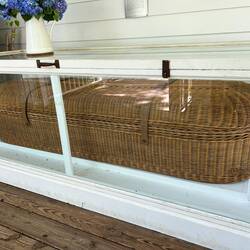 Ein alter Kühlsarg, für Hausabholungen