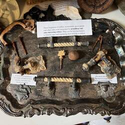 Alte Sarggriffe, Schrauben, sowie Verzierungen