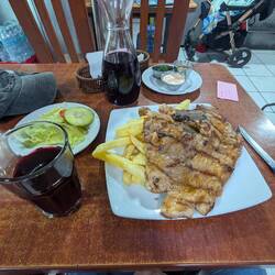 6 Euro Abendessen in einem kleinen Restaurant wo eher keine Touristen hingehen.Schweinekotelett