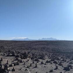 Heimfahrt Colca Canyon auf 4900 m, links sind keine Wolken sonder Rauch da der Vulkan aktiv ist,