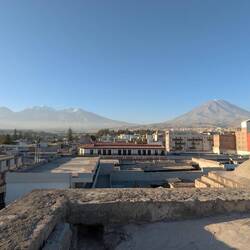 Vulkan Chachani und Misti hinter Arequipa