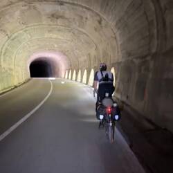 Einer der längeren Tunnel - schon etwas löchrig.