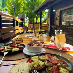 Aber erstmal in Pluzine was zum Mittag essen