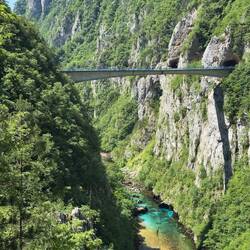 Brücke über die Piva. Auf der anderen Seite gibt's einen Klettersteig: Via Ferrata