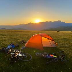 Grad zum Sonnenuntergang steht das Zelt.
