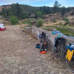 Auch unsere Fahrräder haben es an diesem Rastplatz gemütlich