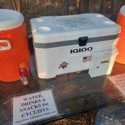 Trail Magic! Die gekühlten Getränke kommen wie gerufen! Da spendet man gerne