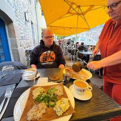 Am Tisch flambierter Crêpe 🔥