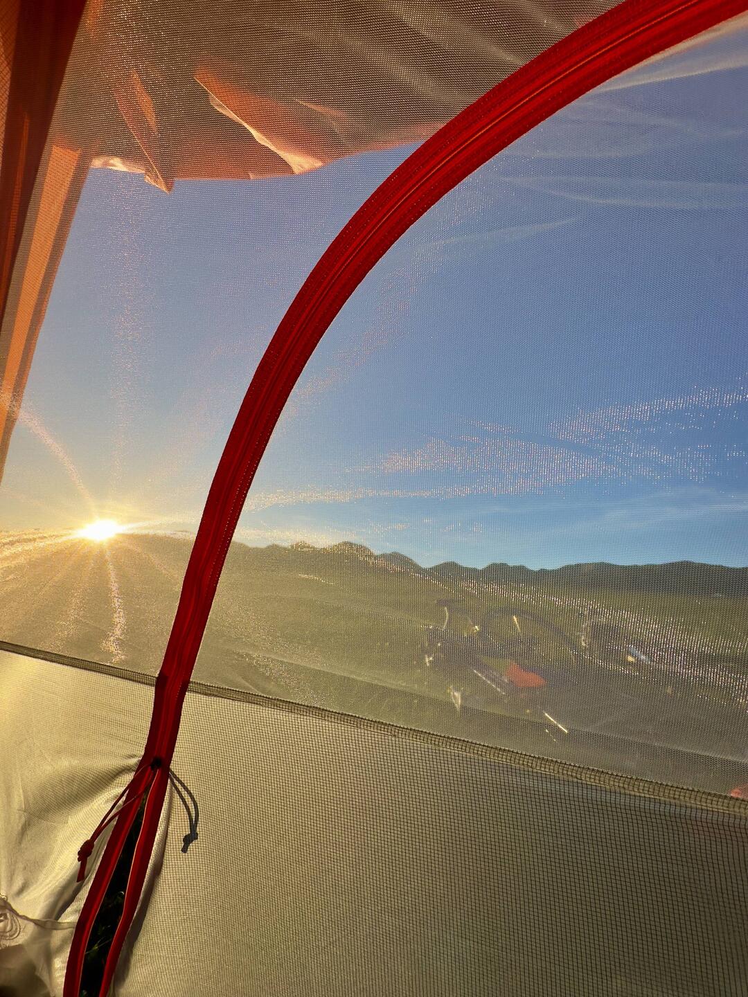 Sonnenaufgang aus dem Zelt beobachten