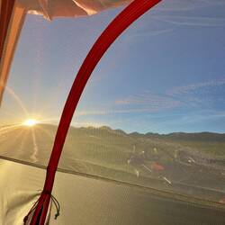 Sonnenaufgang aus dem Zelt beobachten