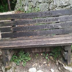 Sitzbank an der Brücke: Der Himmel erzählt die Ehre Gottes, und die Feste verkündigt sein Hände Werk