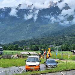 Blick über das Flughafengelände auf Seilbahn zum Kanin hoch, z. Z. außer Betrieb