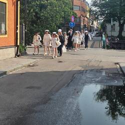 Schulsbschlzssfeiern in Uppsala: überall laufen Abituridnt*innen durch die Stadt.