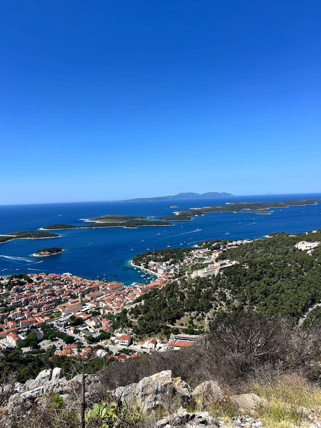 Blick auf die Stadt Hvlar von der Burg Napoleon aus