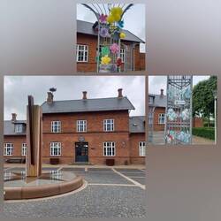 Skjern Stationen (Bahnhof), die Metallgitter werden von Kindergärten geschmückt