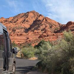 Stellplatz Red Cliffs State Park, mit Bäumen und Shelter als Schattenspender