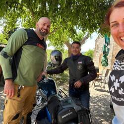 Der Biker-Kollege hat uns den rettenden Tipp gegen, wo man auf der Insel Kettenspray bekommt.
