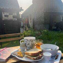 Das Ei farblich passend zur Kaffeetasse im idyllischen Vandrarhem Liste Gard...