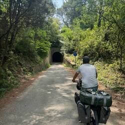 Wie nach Alicante mit ein paar unbeleuchteten Tunneln.
