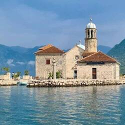 Die Insel ist eine künstliche Insel in der Bucht von Perast.