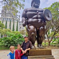 Devant une sculpture de Botero