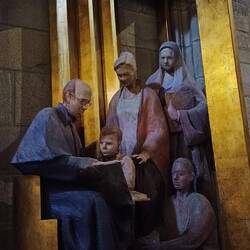 ... mit moderner Skulptur in der Kathedrale ...