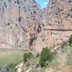 Rechts hängt der Weg am Fels