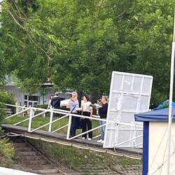 Besuch angekommen vor dem Tor im Schiersteiner Hafen