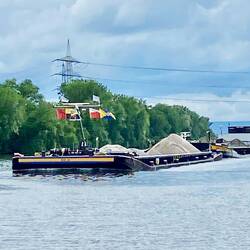 Schüttgut-Frachtverband auf dem Main