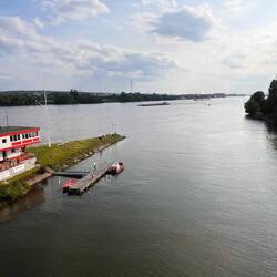 Hinten der Rhein, rechts vom DLRG die Einfahrt in den Schiersteiner Hafen
