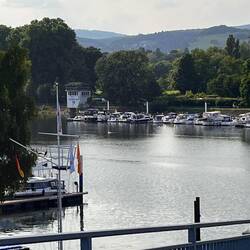 Von der Schiersteiner Hafeneinfahrt , Dyckerhoff Brücke: Zielturm, Solaris 3. Boot rechts