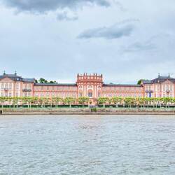 Bibricher Schloss Wiesbaden mit dem internationalen Pfingstreitturnier im Schlosspark