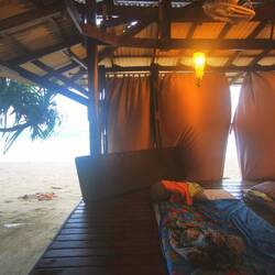 Massage am Strand - mit Planen gegen den Regen 💡
