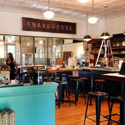 Noch im Bau, Café im Gefängnis