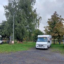 Unser Stellplatz dort. Direkt an der Fulda.