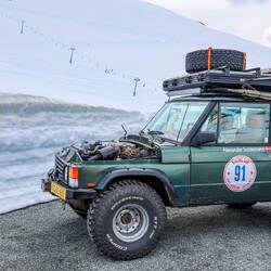 Der Range Rover der Dänen ist noch immer ohne Motorhaube unterwegs