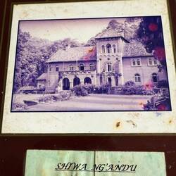 Das Deckblatt der Bilderchronik des Hauses. Freude und Leid eng beieinander auf Fotopapier gedruckt.