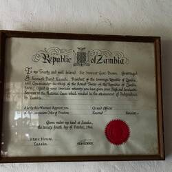 In Anerkennung der Verdienste um die junge Republik Sambia bekam der Hausherr diese Ehrung.