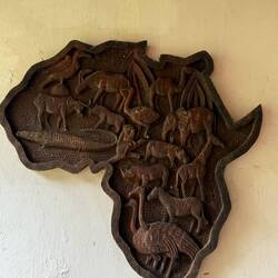 Afrika! Aus einem Stück lokalem Holz gefertigt. Bleischwer! Wunderschön!