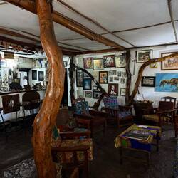 ...und so sieht's aus. Ähnlichkeiten mit einem englischen Pub sind gewollt. Mit afrikanischer Note.