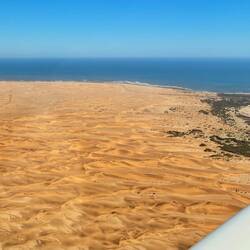 Die Dünen fallen ins Meer