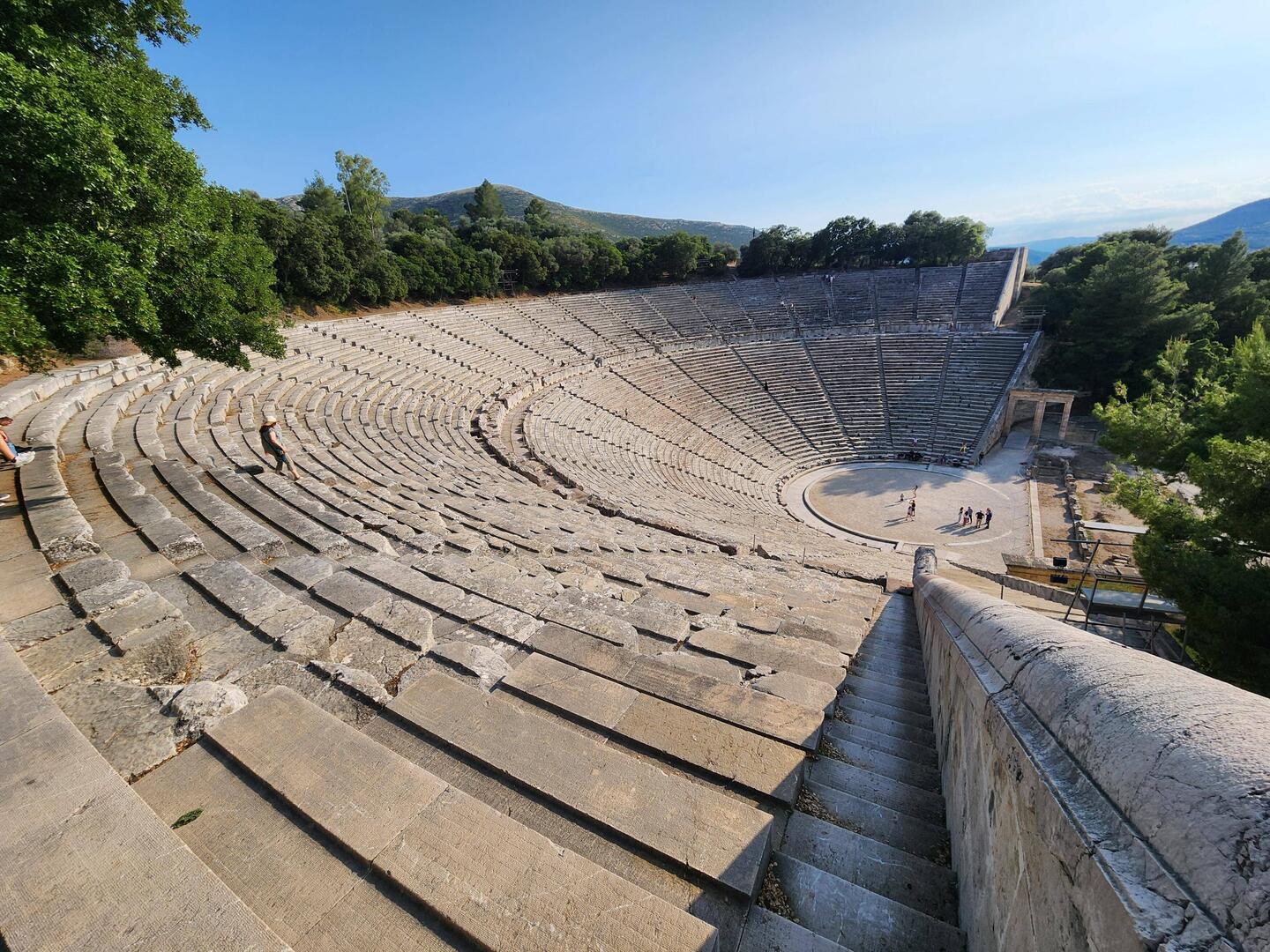 A spot is marked in the middle of the stage ensuring perfect acoustics.