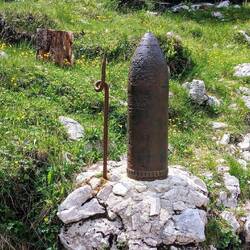 Die Pausenstation kündigt sich mit einem WK I Relikt an