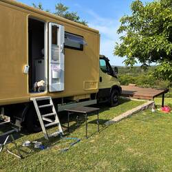 wieder auf einem kleinen, idyllischen Platz, es hat sogar einen Pool