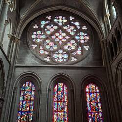 De gigantische rozet in de kathedraal van Lausanne.
