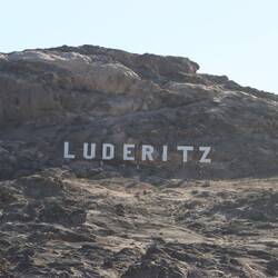 ...bis ins Zentrum der kleinen Stadt Lüderitz